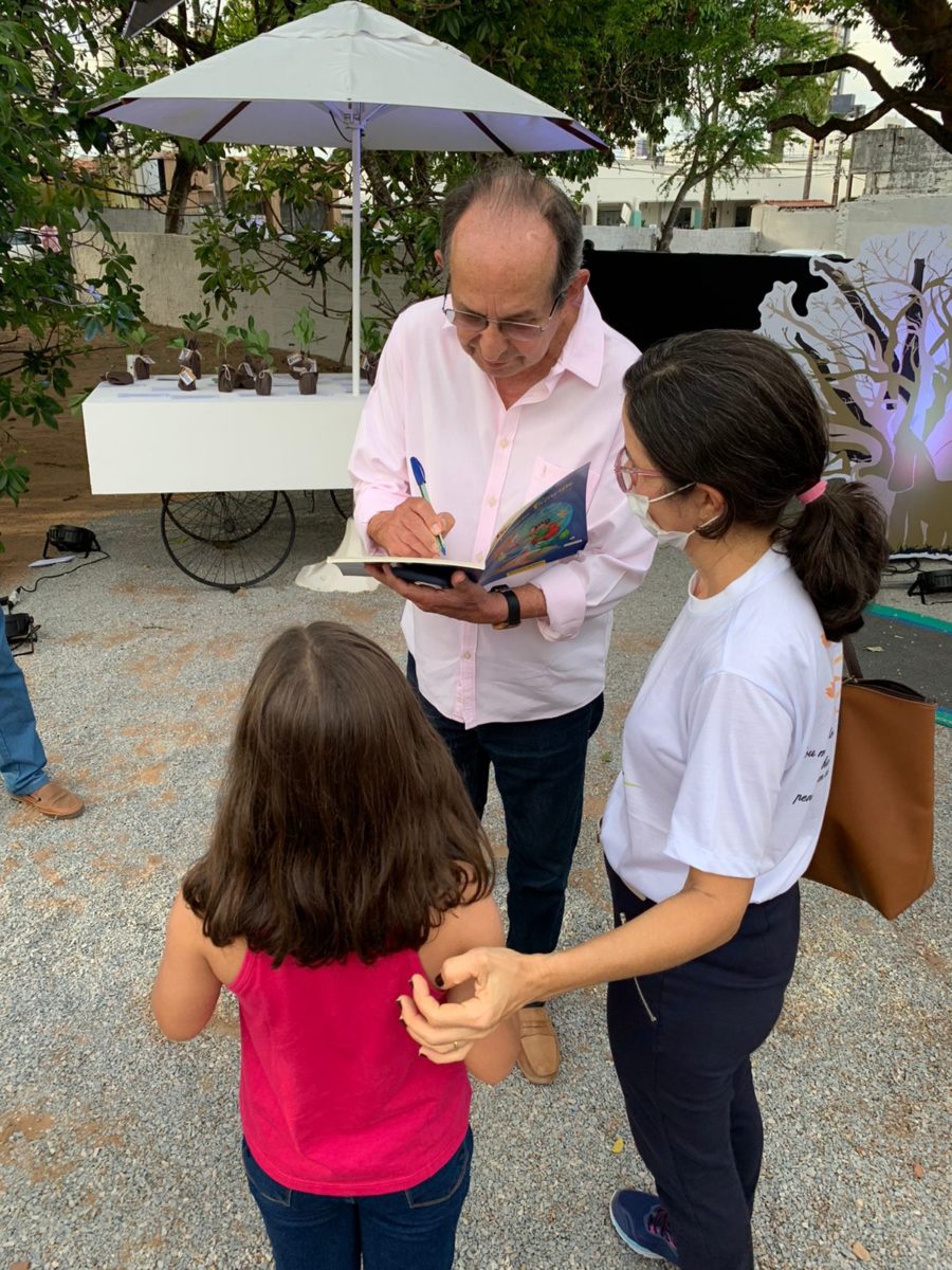 Professor Diógenes da Cunha Lima autografando o livro para os alunos