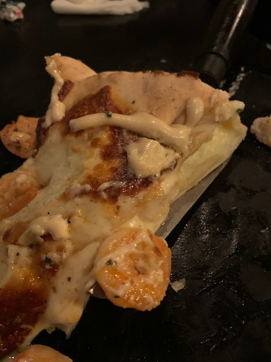 A super pizza, alta, com super recheio de queijo com camarão