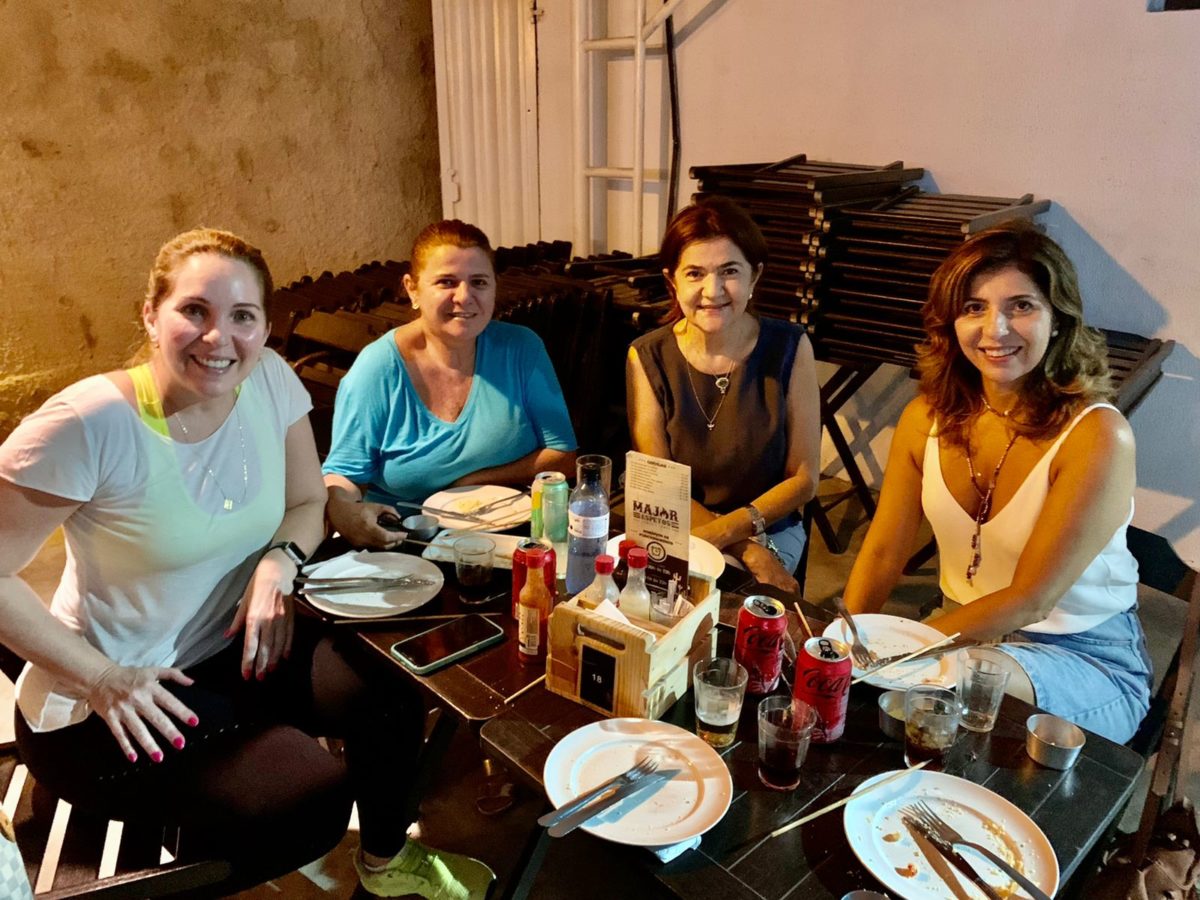 Em mesa de boa conversa Geórgia Melo, Cláudia Rocha, Thaiza Barros e Mônica Bezerra