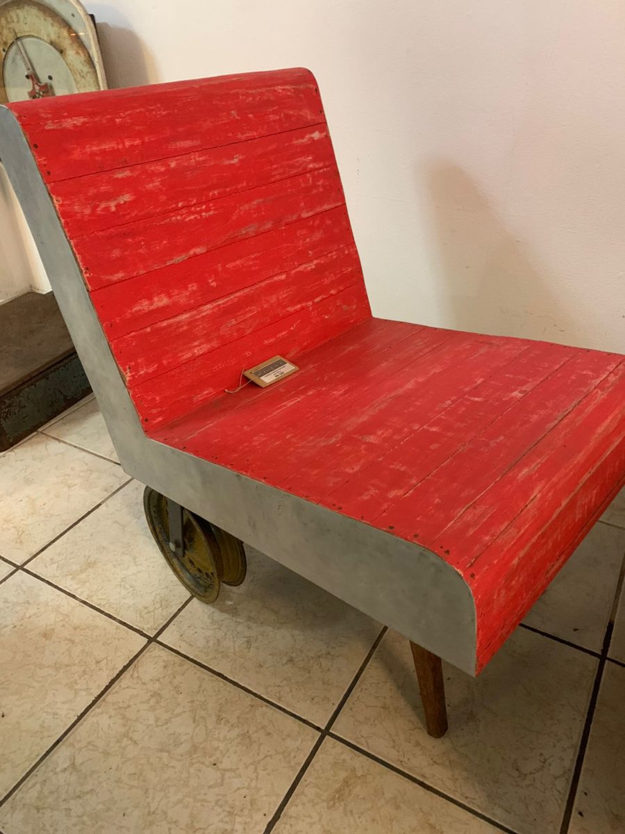 Cadeira de madeira reciclada com rodas de ferro