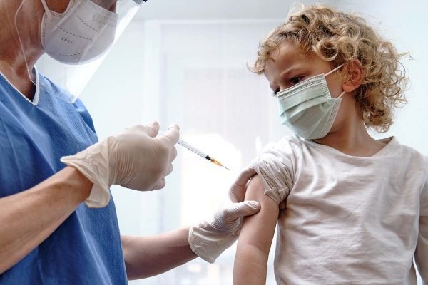 Crianca-vacinando-covid-600x400