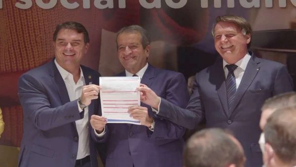 Senador-Flavio-Bolsonaro-e-presidente-Jair-Bolsonaro-ao-lado-do-dirigente-do-PL-Valdemar-Costa-Neto