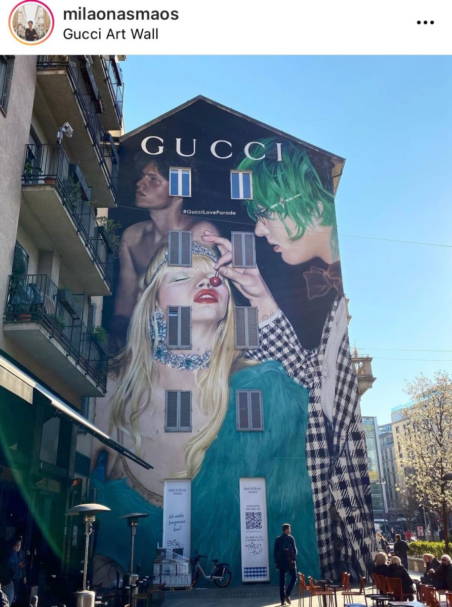 A propaganda da Gucci num prédio de Milão