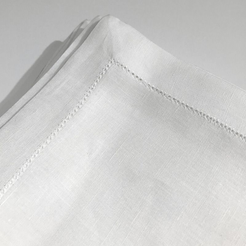 Os guardanapos de linho branco ponto ajour 40 cm são os mais atemporais e elegantes