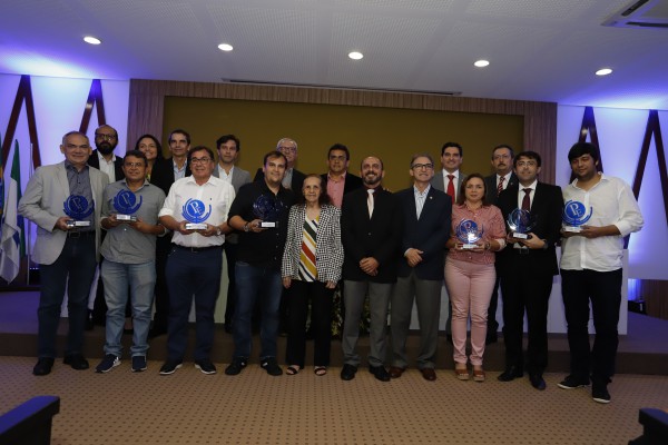 Prefeitos campões das sete categorias da premiação posam com troféus (Foto: Moraes Neto)