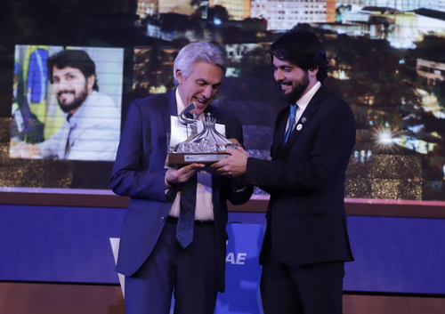 João Maia entrega prêmio a prefeito carioca