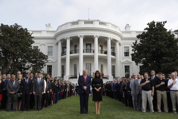 O presidente e a primeira-dama dos EUA, Donald e Melania Trump, participam de momento de silêncio em memória às vítimas dos atentados terroristas de 11 de Setembro, diante da Casa Branca em Washington, no dia que marca os 18 anos dos ataques — Foto: Evan Vucci/AP