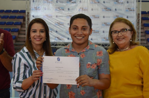 Secretária Andrea Dias entrega certificado de qualificação profissional - Foto: Marco Polo Veras 