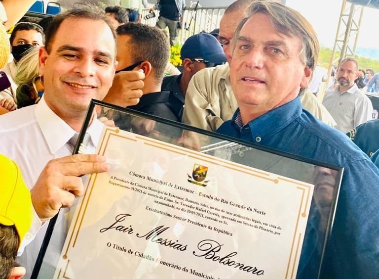 Bolsonaro recebe título de Cidadão de Extremoz